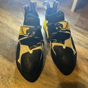 La Sportiva Solutions - Mens 41EU/8.5US. Very lightly used - 1 session only.